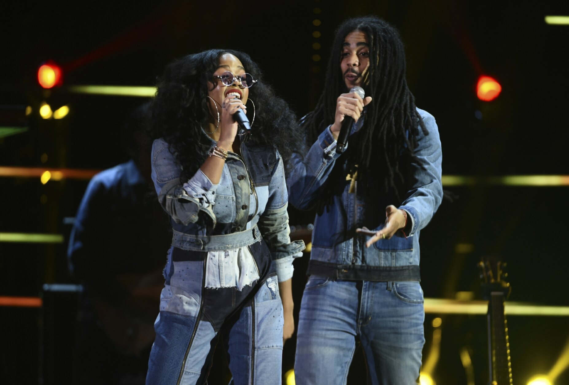 VIBING TO: H.E.R & Skip Marley Put on a Wonderful Live Performance at ...